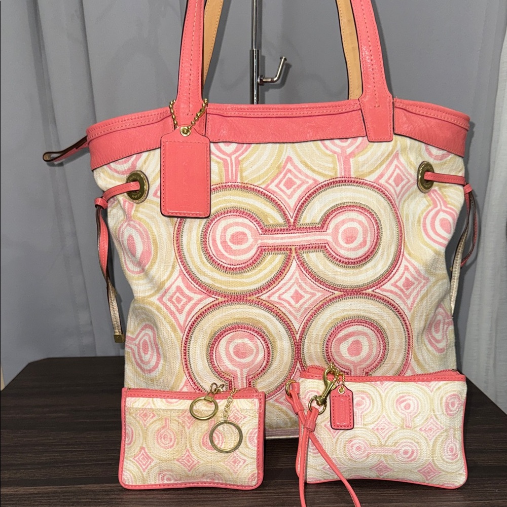 Coach set of 3 Coral and Cream shoulder bag wrestles , and card holder